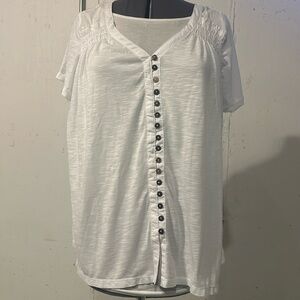 NWT For The Republic short sleeve white blouse w tortoiseshell buttons high low